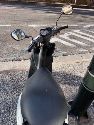 Moto Scooter Blanca y Negra, Peugeot Tekker año 20