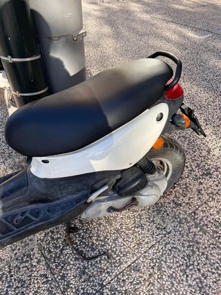 Moto Scooter Blanca y Negra, Peugeot Tekker año 20