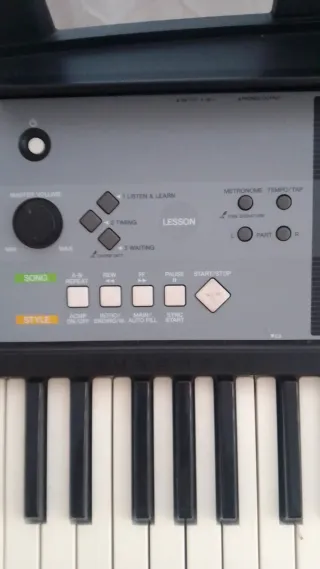 Teclado Yamaha PSR E233 con soporte