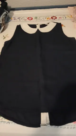 Blusa negra con cuello blanco