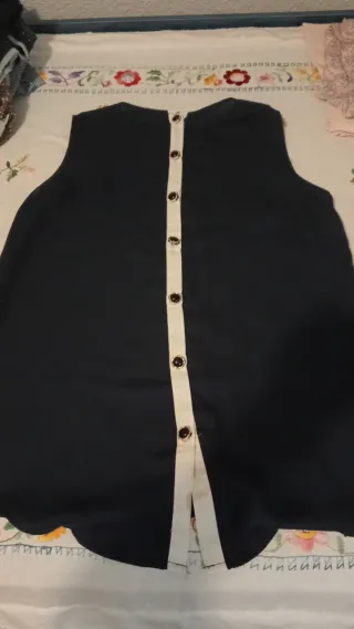 Blusa negra con cuello blanco