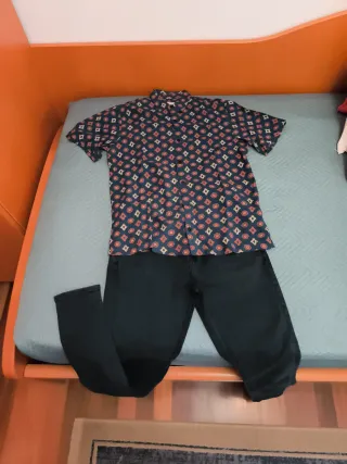 Camisa estampada y pantalón chico azul marengo