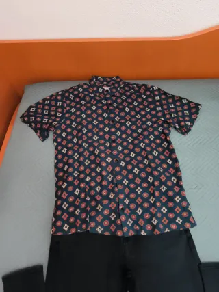 Camisa estampada y pantalón chico azul marengo