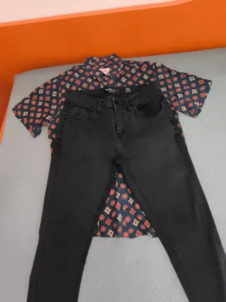 Camisa estampada y pantalón chico azul marengo