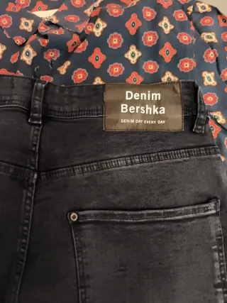 Camisa estampada y pantalón chico azul marengo