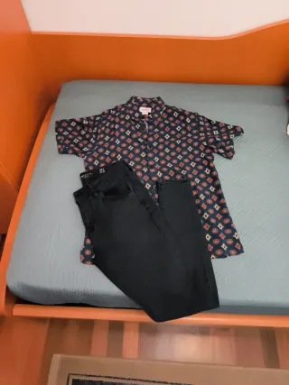 Camisa estampada y pantalón chico azul marengo