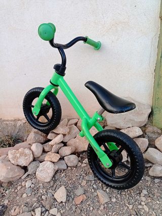 Bicicleta de equilibrio verde