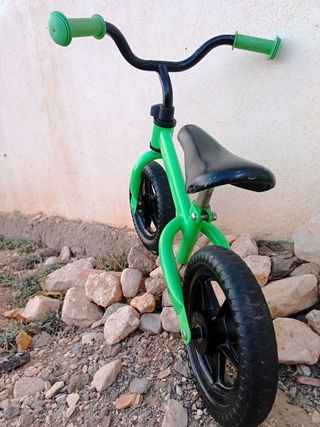 Bicicleta de equilibrio verde