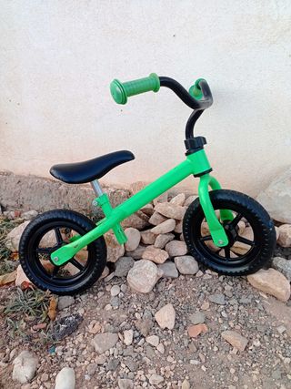 Bicicleta de equilibrio verde