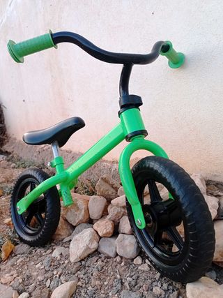 Bicicleta de equilibrio verde