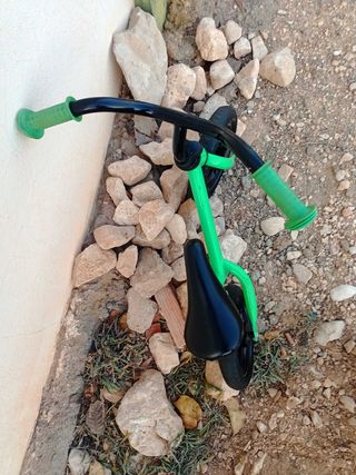 Bicicleta de equilibrio verde