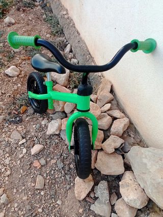 Bicicleta de equilibrio verde