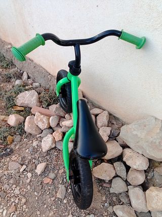 Bicicleta de equilibrio verde