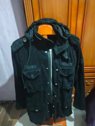 Abrigo negro con capucha