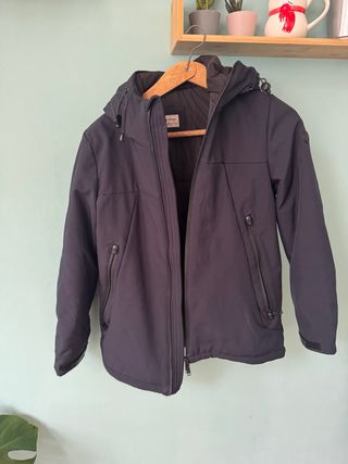 Abrigo azul con capucha