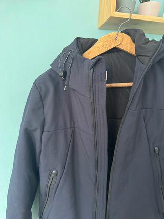 Abrigo azul con capucha