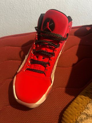 Zapatillas Jordan Rojas y Negras