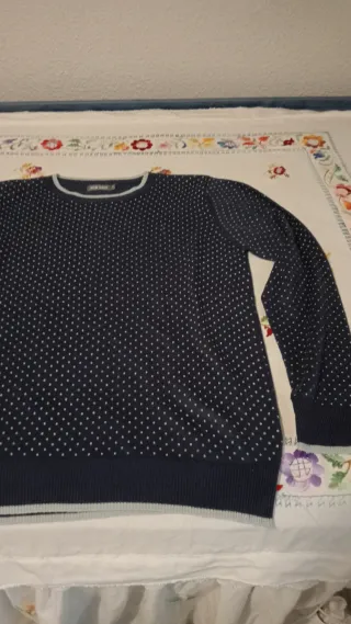 Jersey de lana azul con puntos