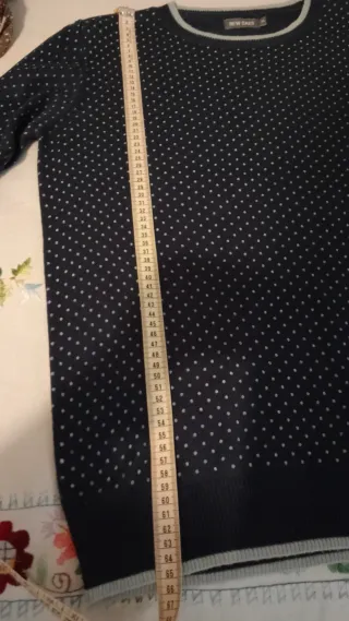 Jersey de lana azul con puntos