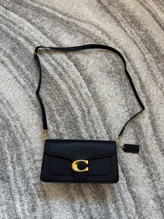 Bolso Coach Negro con Logo Dorado