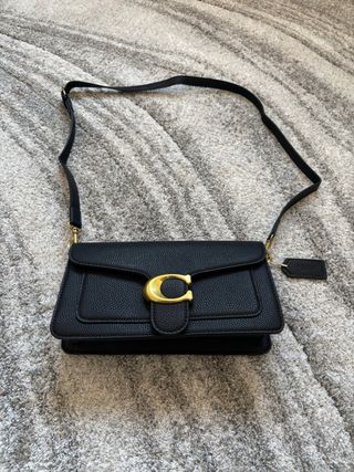 Bolso Coach Negro con Logo Dorado