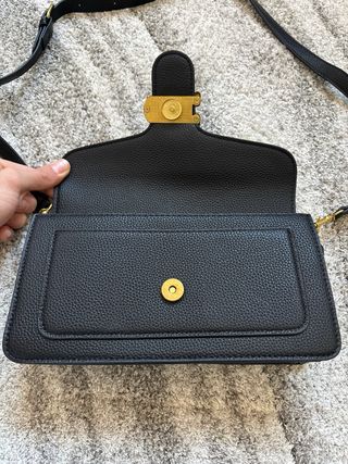 Bolso Coach Negro con Logo Dorado
