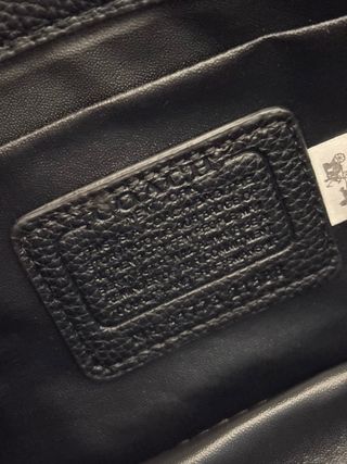 Bolso Coach Negro con Logo Dorado