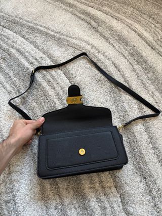 Bolso Coach Negro con Logo Dorado