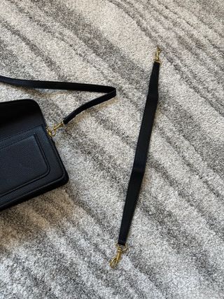 Bolso Coach Negro con Logo Dorado