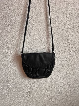 Bolso negro polipiel con encaje