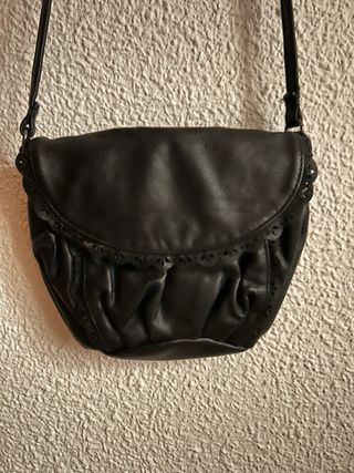 Bolso negro polipiel con encaje