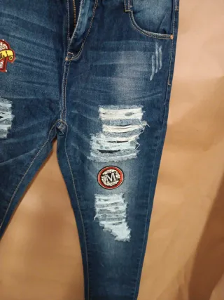 Jeans donna strappati con patch