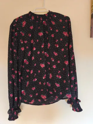 Blusa negra con estampado floral rojo