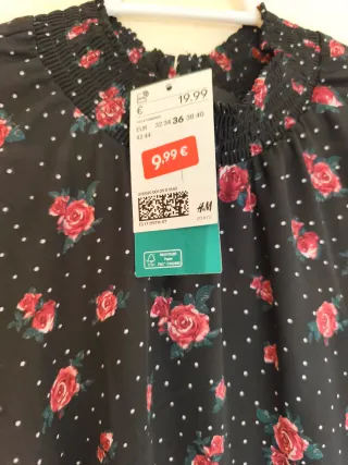 Blusa negra con estampado floral rojo