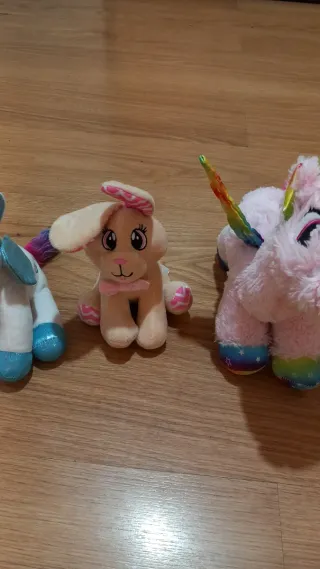 3 Peluches: Unicórnio, Coelho e Unicórnio Arco-Íri