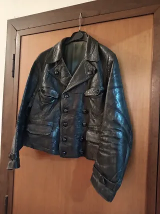 Giubbotto vintage in pelle donna nero anni 60.