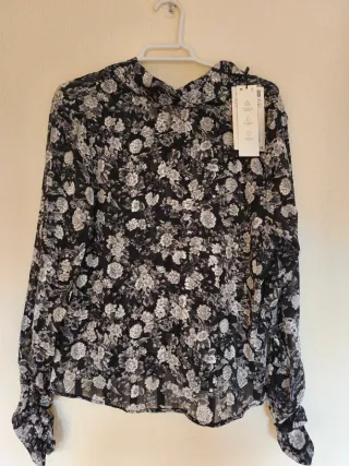 Blusa floral negra y blanca
