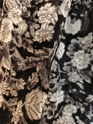 Blusa floral negra y blanca