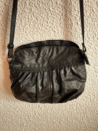 Bolso piel negro con diseño trencita