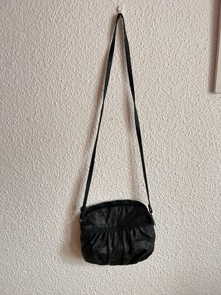 Bolso piel negro con diseño trencita