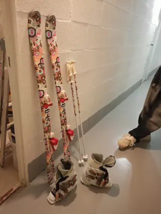 Esquís, botas y bastones con diseño floral 130