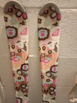 Esquís, botas y bastones con diseño floral 130