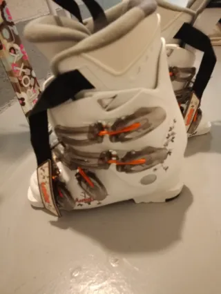 Esquís, botas y bastones con diseño floral 130