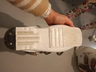 Esquís, botas y bastones con diseño floral 130