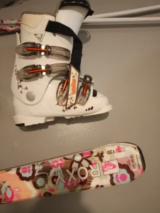 Esquís, botas y bastones con diseño floral 130