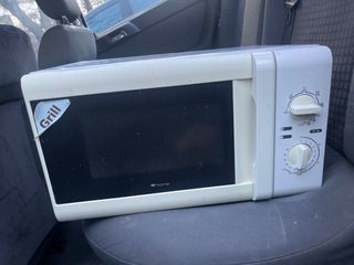 Microondas con grill blanco.