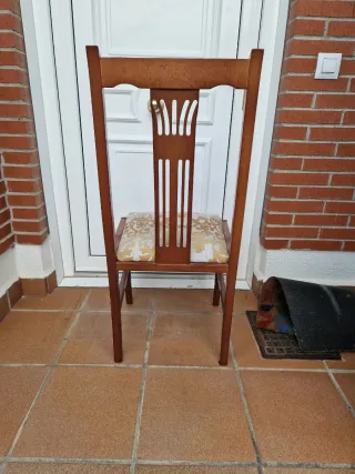 Sillas de madera con asiento estampado