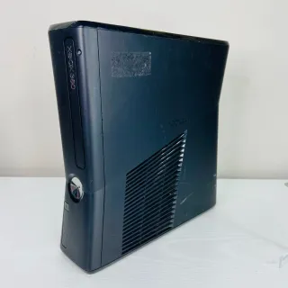 Xbox 360 Slim + Controller + Cavi