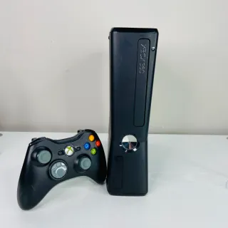 Xbox 360 Slim + Controller + Cavi