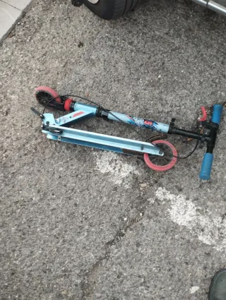 Patinete azul con ruedas rosas